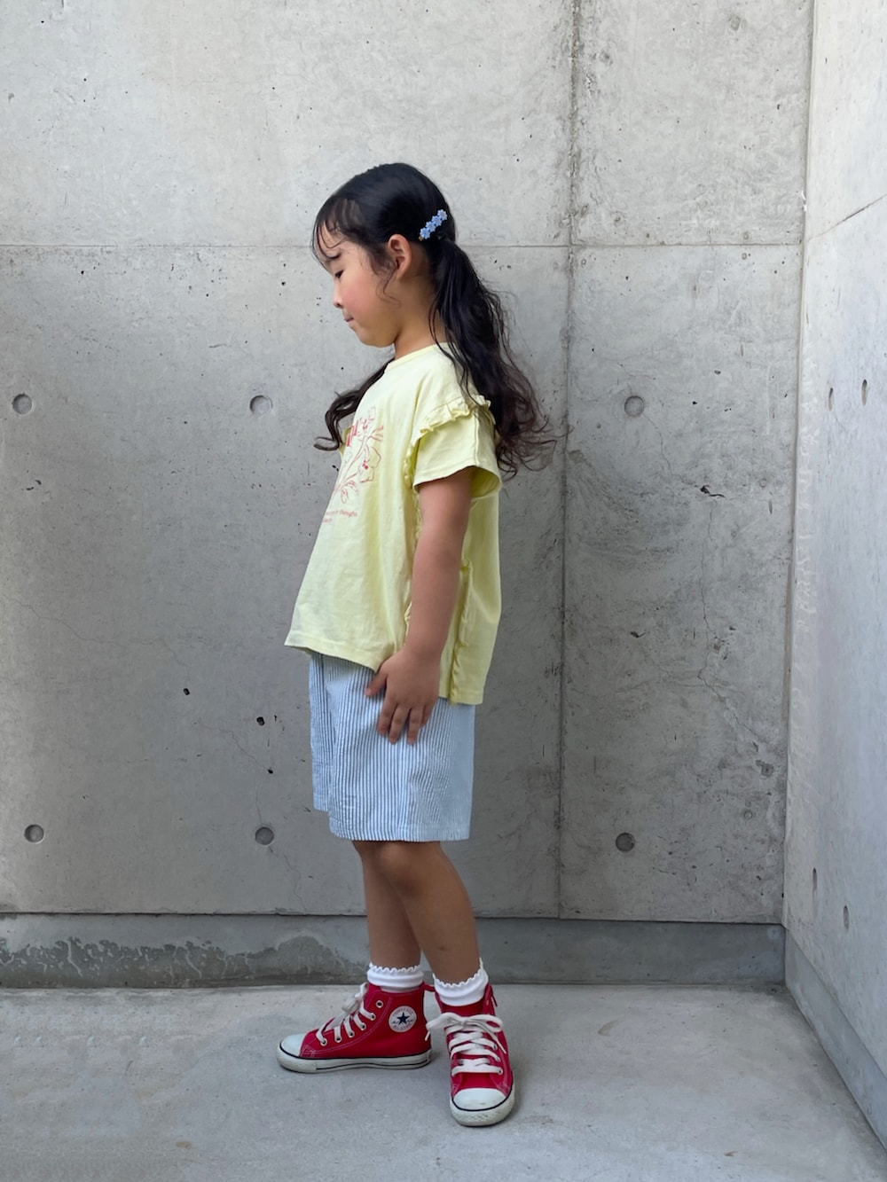 レッド系のスニーカー、ベージュ系のTシャツ/カットソー、ブルー系のパンツを着用したキッズの秋コーディネートの4枚目の写真