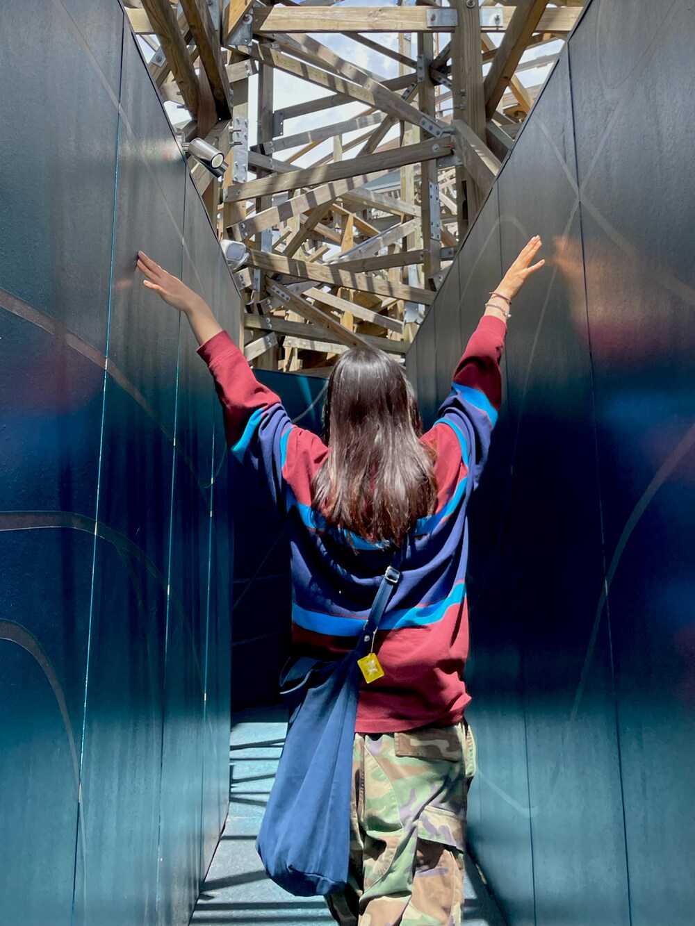 ブラック系のサンダル、レッド系のTシャツ/カットソーを着用したレディースの春コーディネートの2枚目の写真