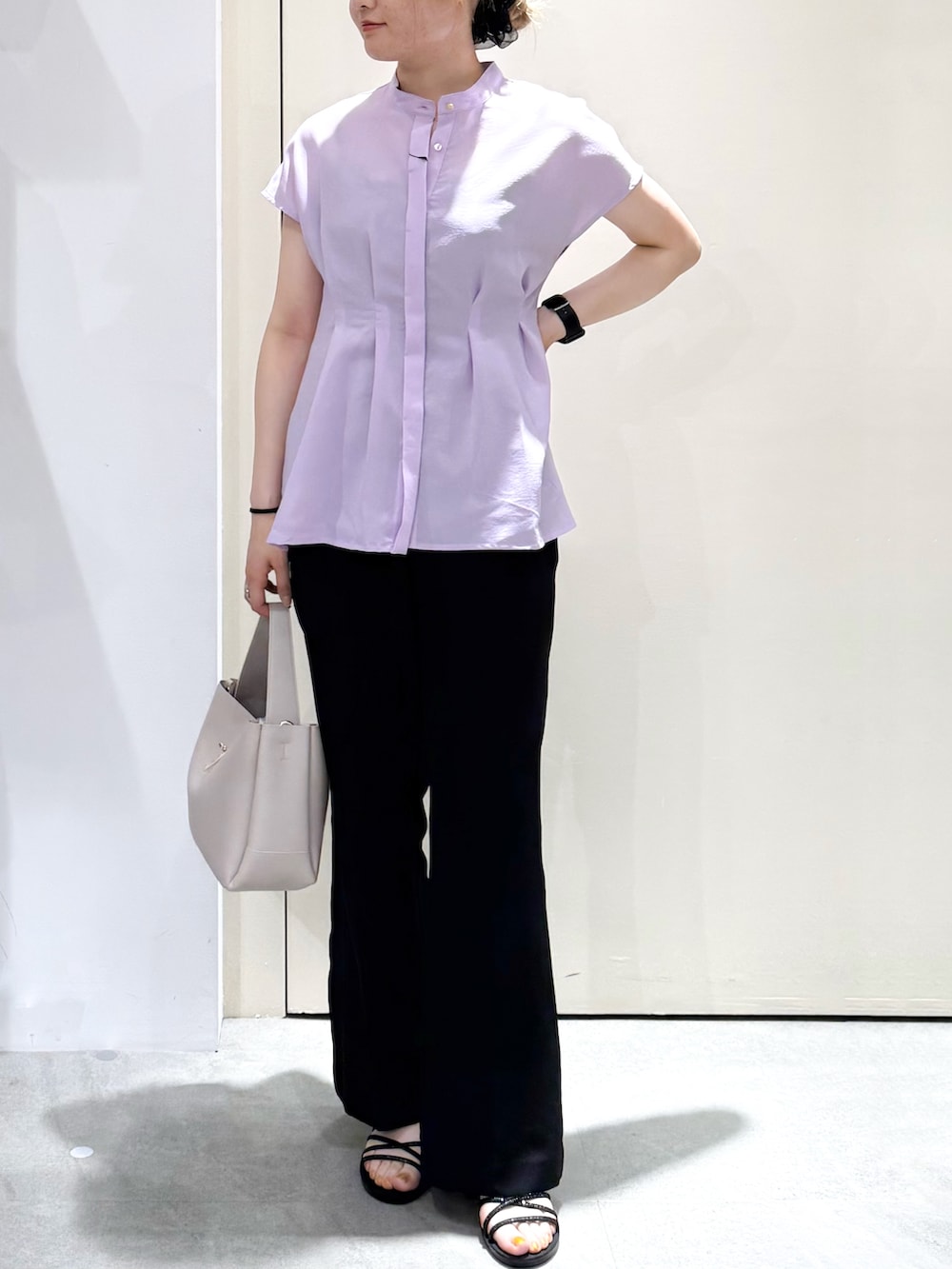 パープル系のシャツ/ブラウス、ブラック系のその他パンツ、グレー系のトートバッグを着用したレディースの夏コーディネートの2枚目の写真