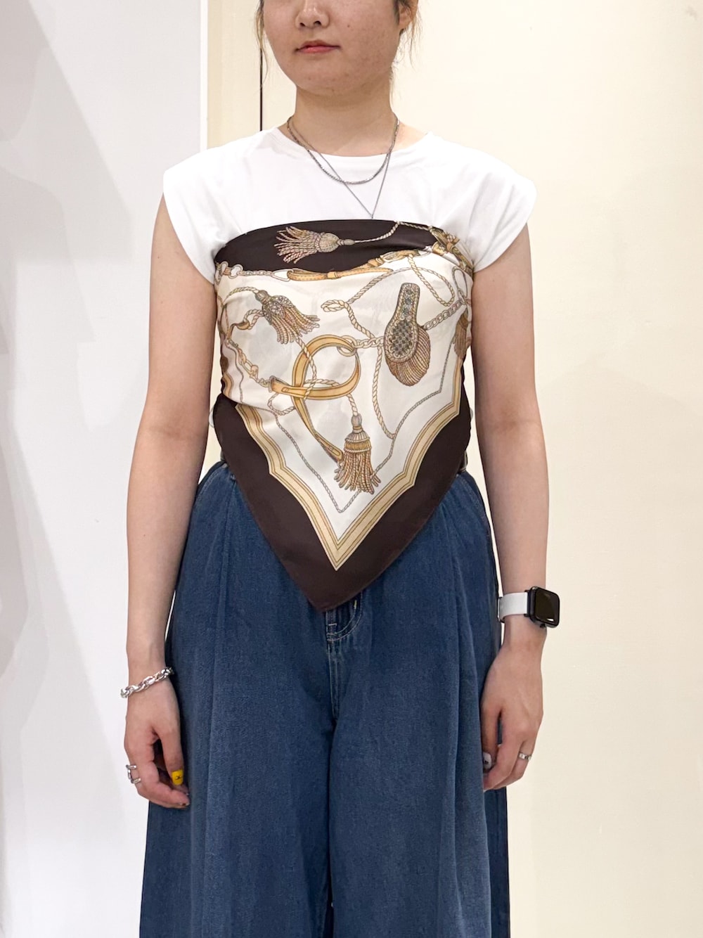 ホワイト系のTシャツ/カットソー、ブルー系のデニムパンツ、イエロー系のボストンバッグを着用したレディースの夏コーディネートの7枚目の写真