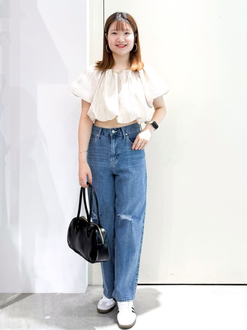 ホワイト系のシャツ/ブラウス、ブルー系のその他パンツ、ブラック系のボストンバッグを着用したレディースの夏コーディネートの2枚目の写真