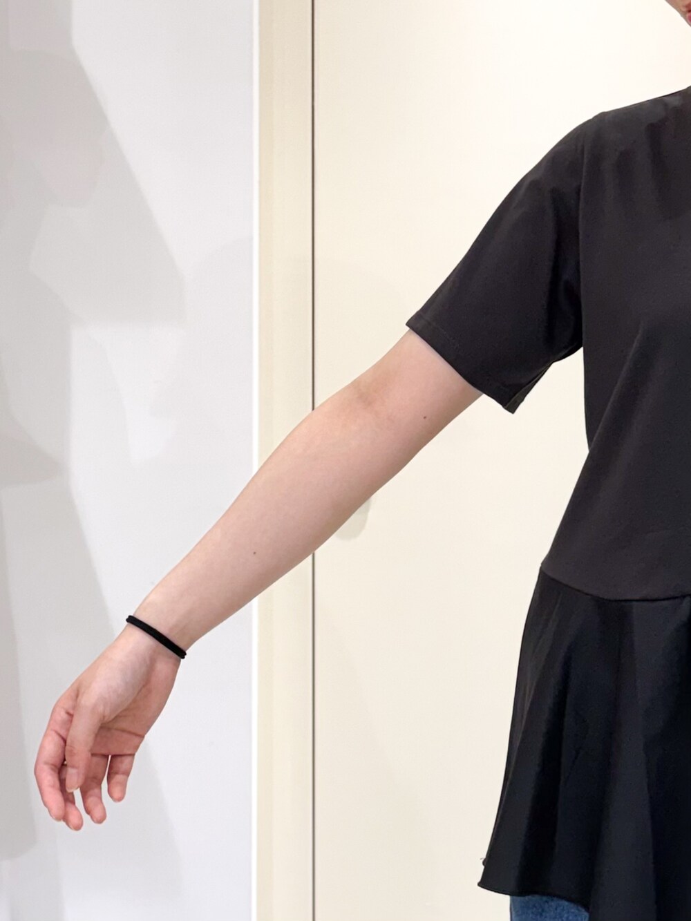 ブラック系のTシャツ/カットソー、ブルー系のデニムパンツ、ホワイト系のサンダルを着用したレディースの夏コーディネートの6枚目の写真