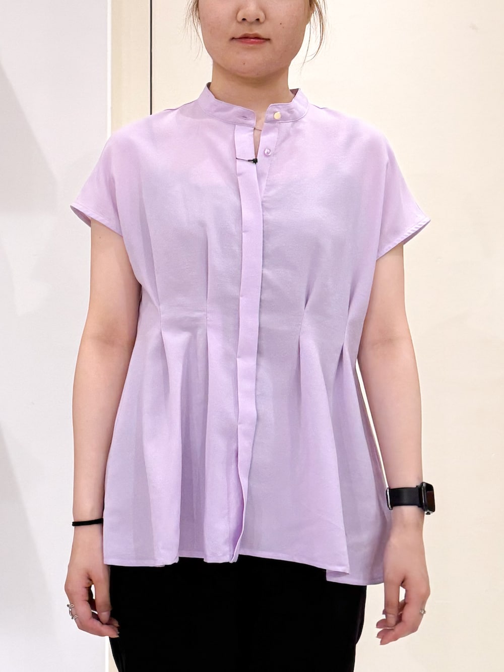 パープル系のシャツ/ブラウス、ブラック系のその他パンツ、グレー系のトートバッグを着用したレディースの夏コーディネートの5枚目の写真