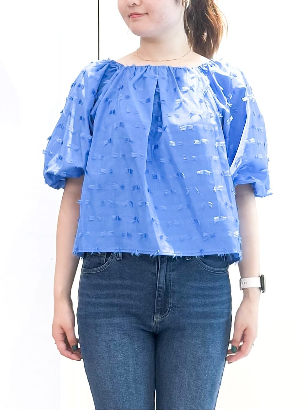 ブルー系のシャツ/ブラウス、ブルー系のデニムパンツ、シルバー系のショルダーバッグを着用したレディースの夏コーディネートの6枚目の写真