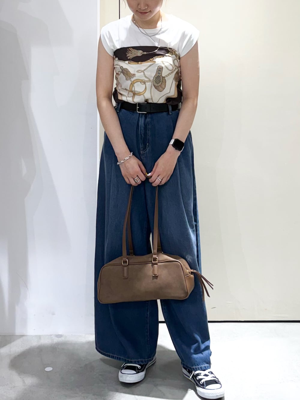 ホワイト系のTシャツ/カットソー、ブルー系のデニムパンツ、イエロー系のボストンバッグを着用したレディースの夏コーディネートの8枚目の写真