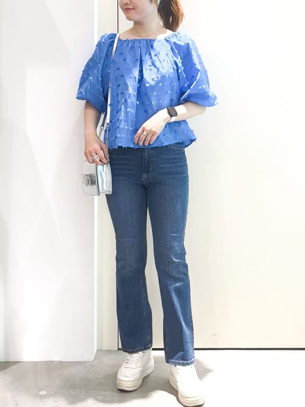 ブルー系のシャツ/ブラウス、ブルー系のデニムパンツ、シルバー系のショルダーバッグを着用したレディースの夏コーディネートの3枚目の写真