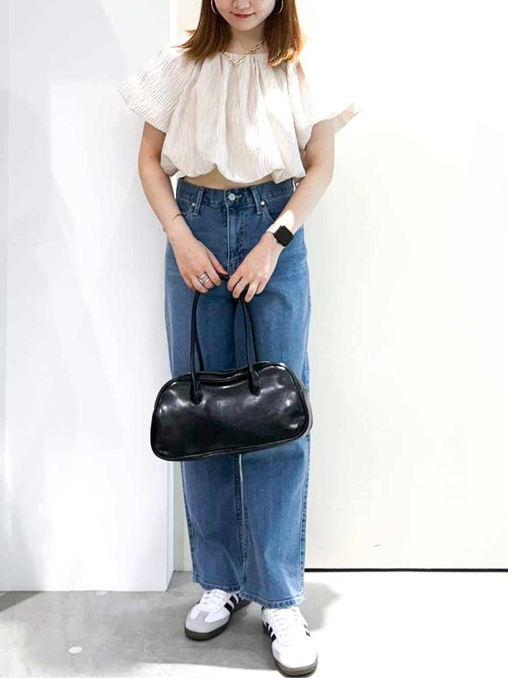 ホワイト系のシャツ/ブラウス、ブルー系のその他パンツ、ブラック系のボストンバッグを着用したレディースの夏コーディネートの3枚目の写真