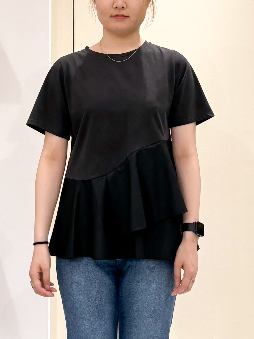 ブラック系のTシャツ/カットソー、ブルー系のデニムパンツ、ホワイト系のサンダルを着用したレディースの夏コーディネートの5枚目の写真