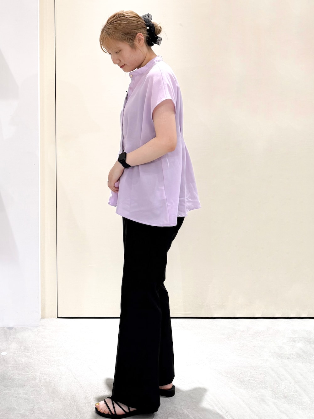 パープル系のシャツ/ブラウス、ブラック系のその他パンツ、グレー系のトートバッグを着用したレディースの夏コーディネートの3枚目の写真