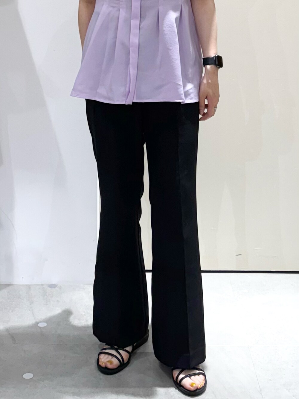 パープル系のシャツ/ブラウス、ブラック系のその他パンツ、グレー系のトートバッグを着用したレディースの夏コーディネートの7枚目の写真