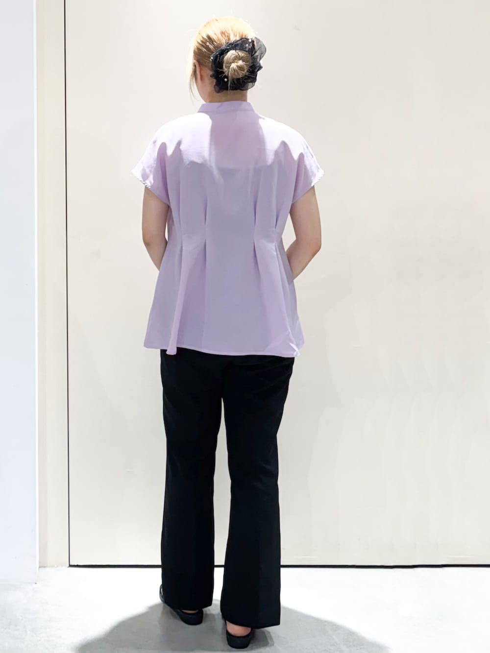 パープル系のシャツ/ブラウス、ブラック系のその他パンツ、グレー系のトートバッグを着用したレディースの夏コーディネートの4枚目の写真