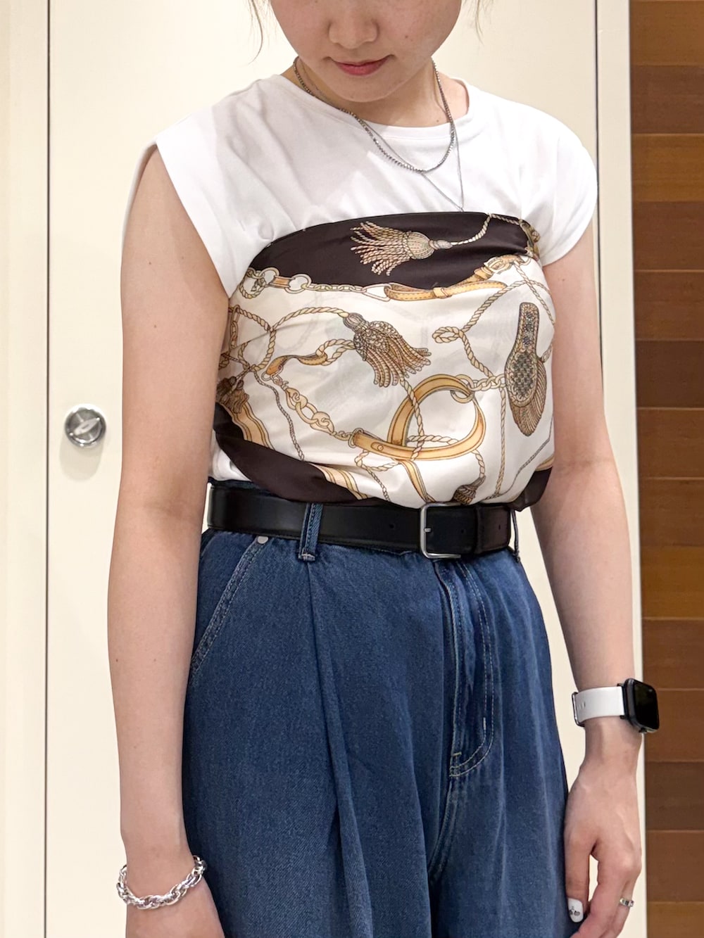 ホワイト系のTシャツ/カットソー、ブルー系のデニムパンツ、イエロー系のボストンバッグを着用したレディースの夏コーディネートの5枚目の写真