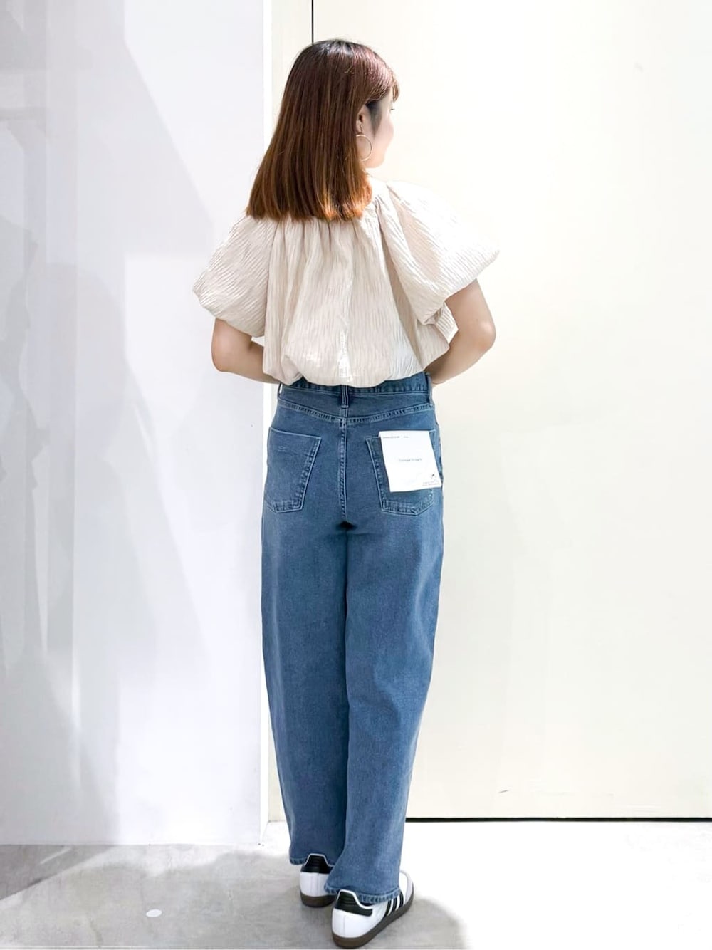 ホワイト系のシャツ/ブラウス、ブルー系のその他パンツ、ブラック系のボストンバッグを着用したレディースの夏コーディネートの5枚目の写真