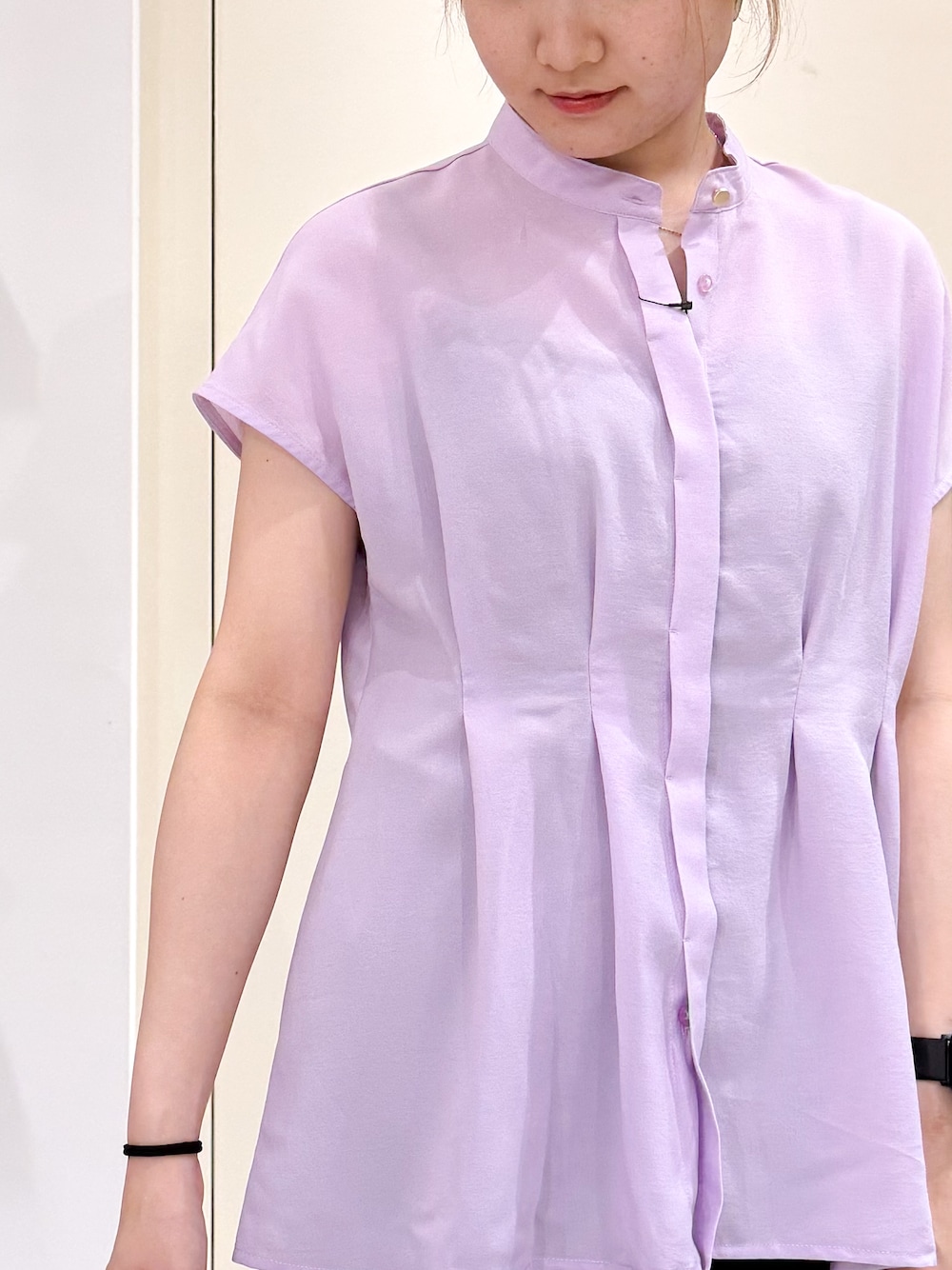 パープル系のシャツ/ブラウス、ブラック系のその他パンツ、グレー系のトートバッグを着用したレディースの夏コーディネートの6枚目の写真