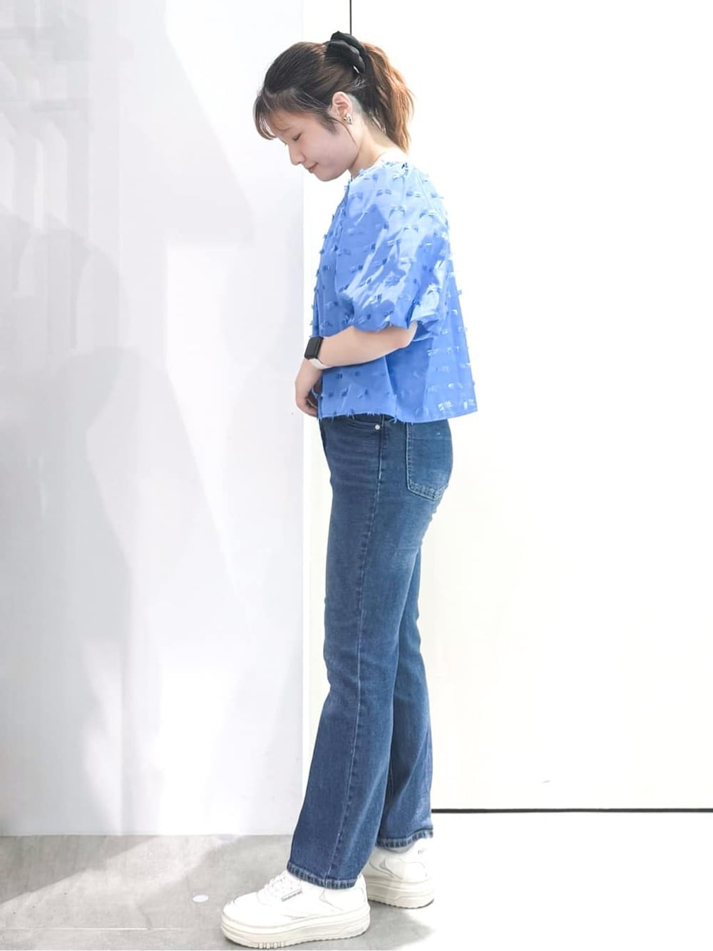 ブルー系のシャツ/ブラウス、ブルー系のデニムパンツ、シルバー系のショルダーバッグを着用したレディースの夏コーディネートの4枚目の写真