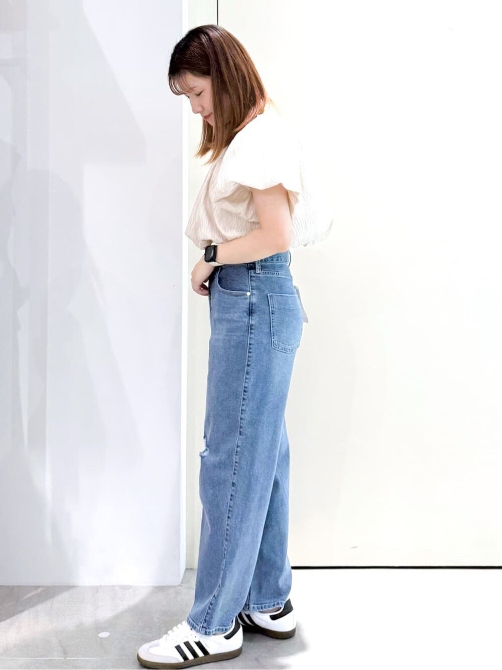 ホワイト系のシャツ/ブラウス、ブルー系のその他パンツ、ブラック系のボストンバッグを着用したレディースの夏コーディネートの4枚目の写真