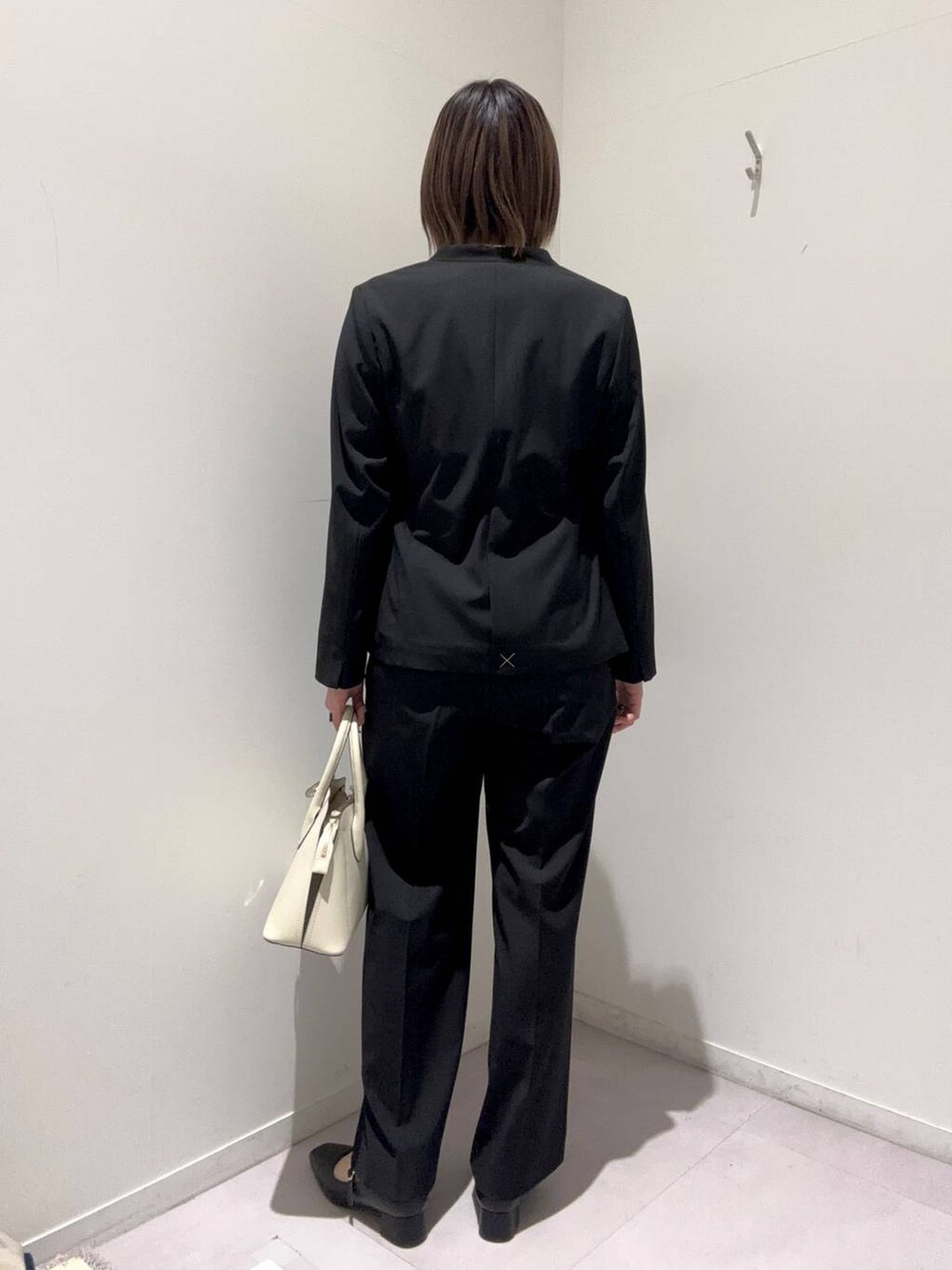 「着痩せ・細見え、卒業式・入学式ネイル、オケージョン、セットアップ、きれいめ、ウツクシルエット_GLOBAL WORK、ウツクシルエットパンツ_GLOBAL WORK、ノーカラージャケット、ワイドパンツ、ブラウス、パンプス、春コーデ、GLOBAL WORK」|「GLOBAL WORKのウツクシルエットワイドパンツ/133599(その他パンツ、ブラック系)」を使った、hiinaさん(レディース・161cm)の春コーディネートの3枚目の写真