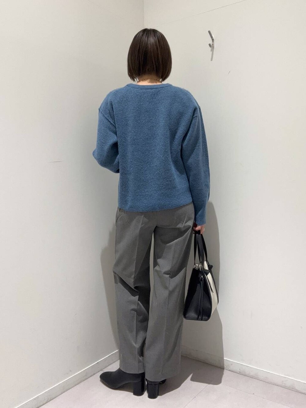 「着痩せ・細見え、カジュアル、差し色コーデ、ニット、ワイドパンツ、ブーツ、冬コーデ、GLOBAL WORK」|「GLOBAL WORKのあったかウツクシルエットワイドパンツ/115440(その他パンツ、グレー系)」を使った、hiinaさん(レディース・161cm)の冬コーディネートの3枚目の写真