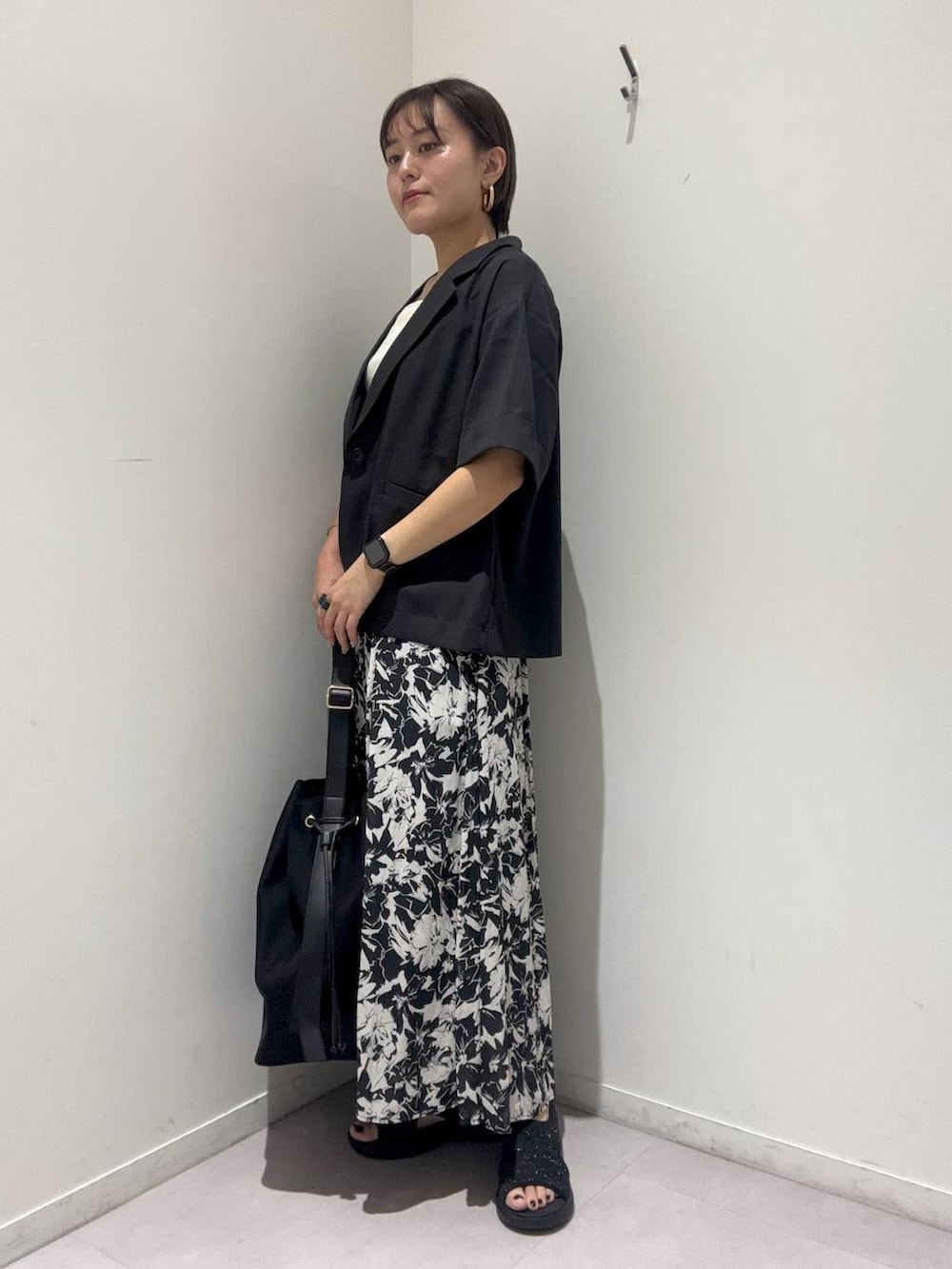「着痩せ・細見え、カジュアル、差し色コーデ、ジャケット、タンクトップ、バッグ、ベーシック/シンプル、夏コーデ、サンダル、GLOBAL WORK、ワイドパンツ」｜「GLOBAL WORKのBeauteeスクエアタンク/289845（タンクトップ、ホワイト系）」を使った、hiinaさん（レディース・161cm）の夏コーディネートの2枚目の写真