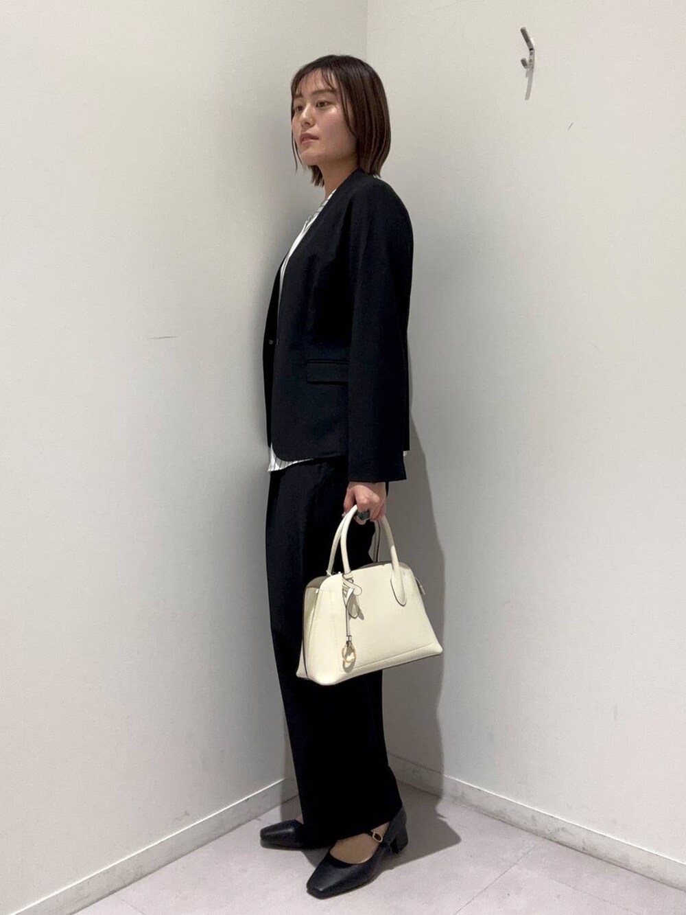 「着痩せ・細見え、卒業式・入学式ネイル、オケージョン、セットアップ、きれいめ、ウツクシルエット_GLOBAL WORK、ウツクシルエットパンツ_GLOBAL WORK、ノーカラージャケット、ワイドパンツ、ブラウス、パンプス、春コーデ、GLOBAL WORK」|「GLOBAL WORKのウツクシルエットワイドパンツ/133599(その他パンツ、ブラック系)」を使った、hiinaさん(レディース・161cm)の春コーディネートの2枚目の写真