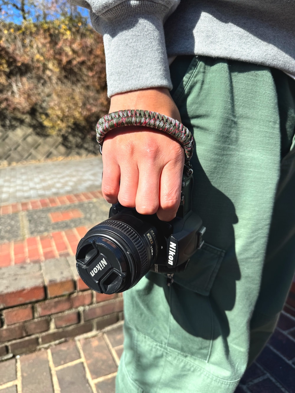 グリーン系のカメラ/カメラグッズを着用したレディースの冬コーディネートの2枚目の写真