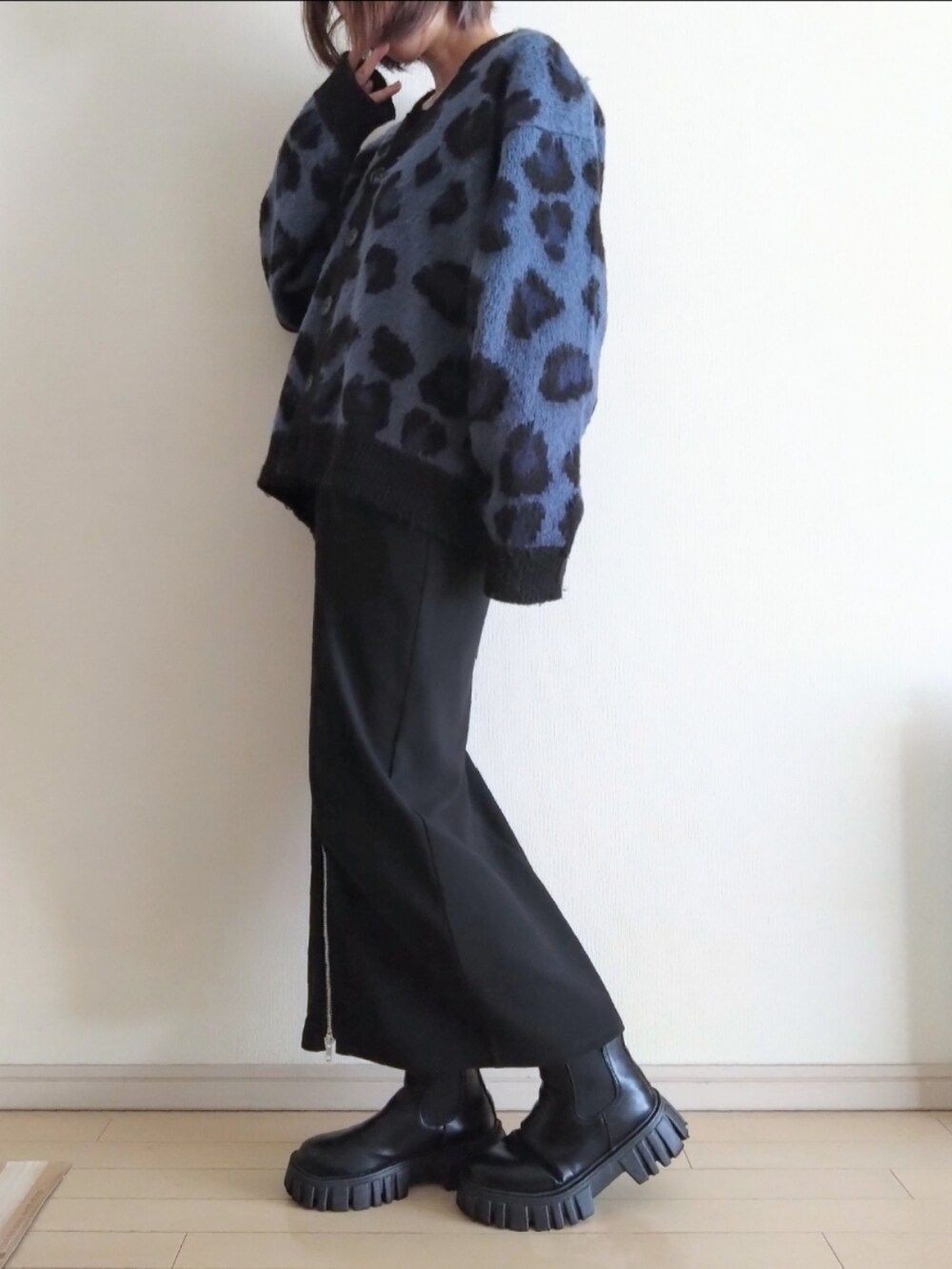 ブラック系のカーディガン/ボレロ、ブラック系のTシャツ/カットソー、ブラック系のスカートを着用したレディースの秋コーディネートの2枚目の写真