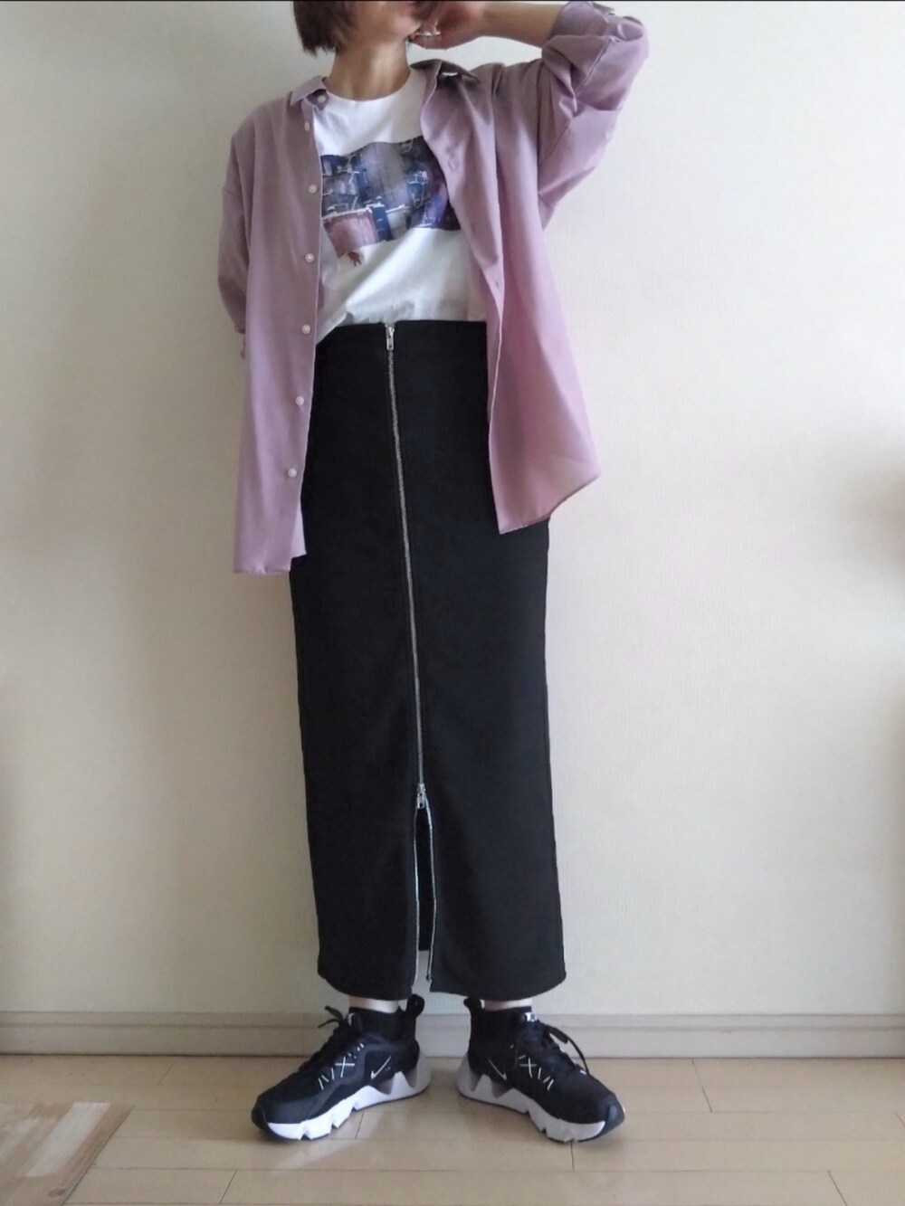 パープル系のシャツ/ブラウス、ホワイト系のTシャツ/カットソー、ブラック系のスカートを着用したレディースの夏コーディネートの2枚目の写真