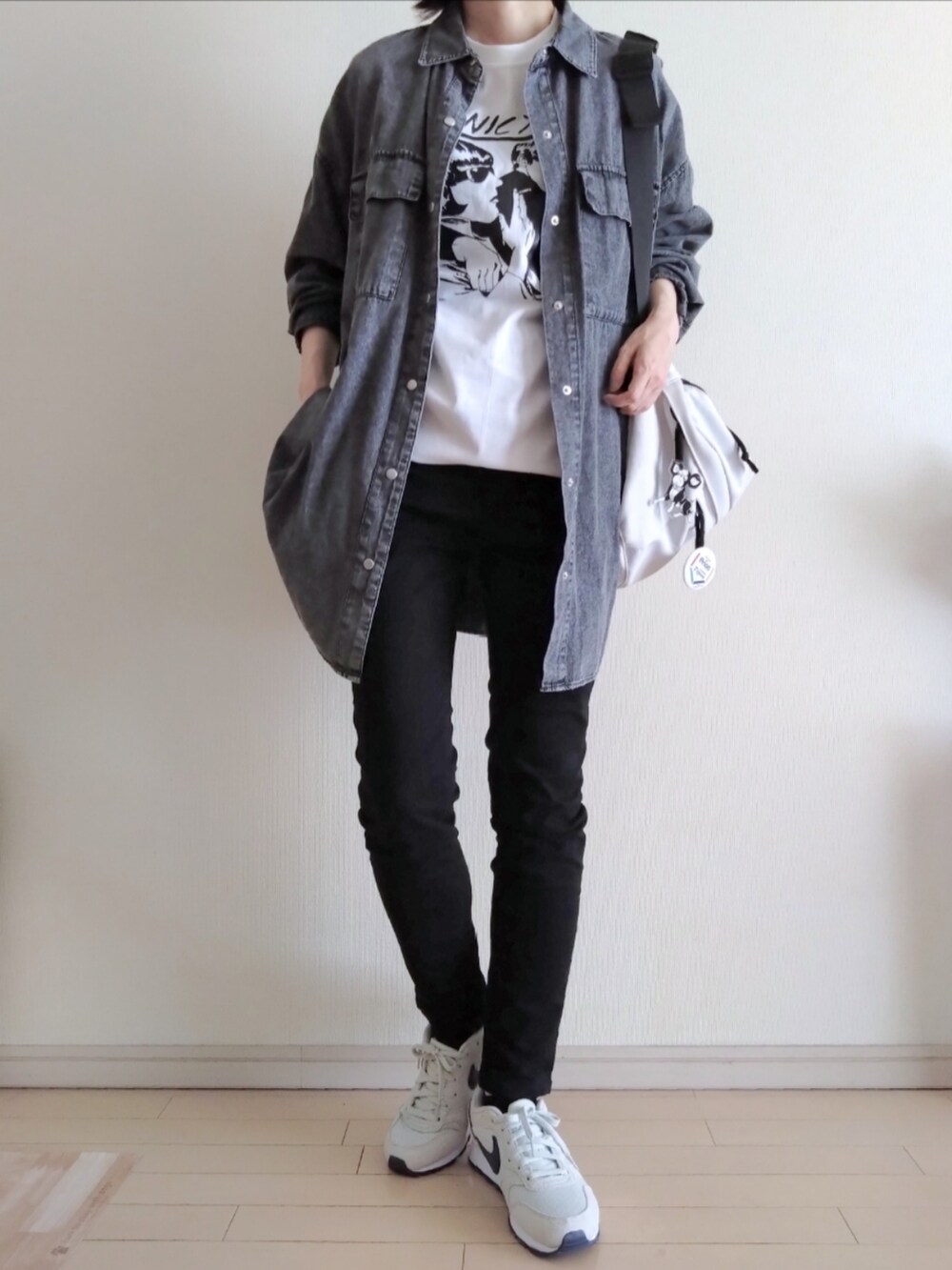 ブラック系のシャツ/ブラウス、ホワイト系のTシャツ/カットソー、ブラック系のパンツを着用したレディースの春コーディネートの2枚目の写真