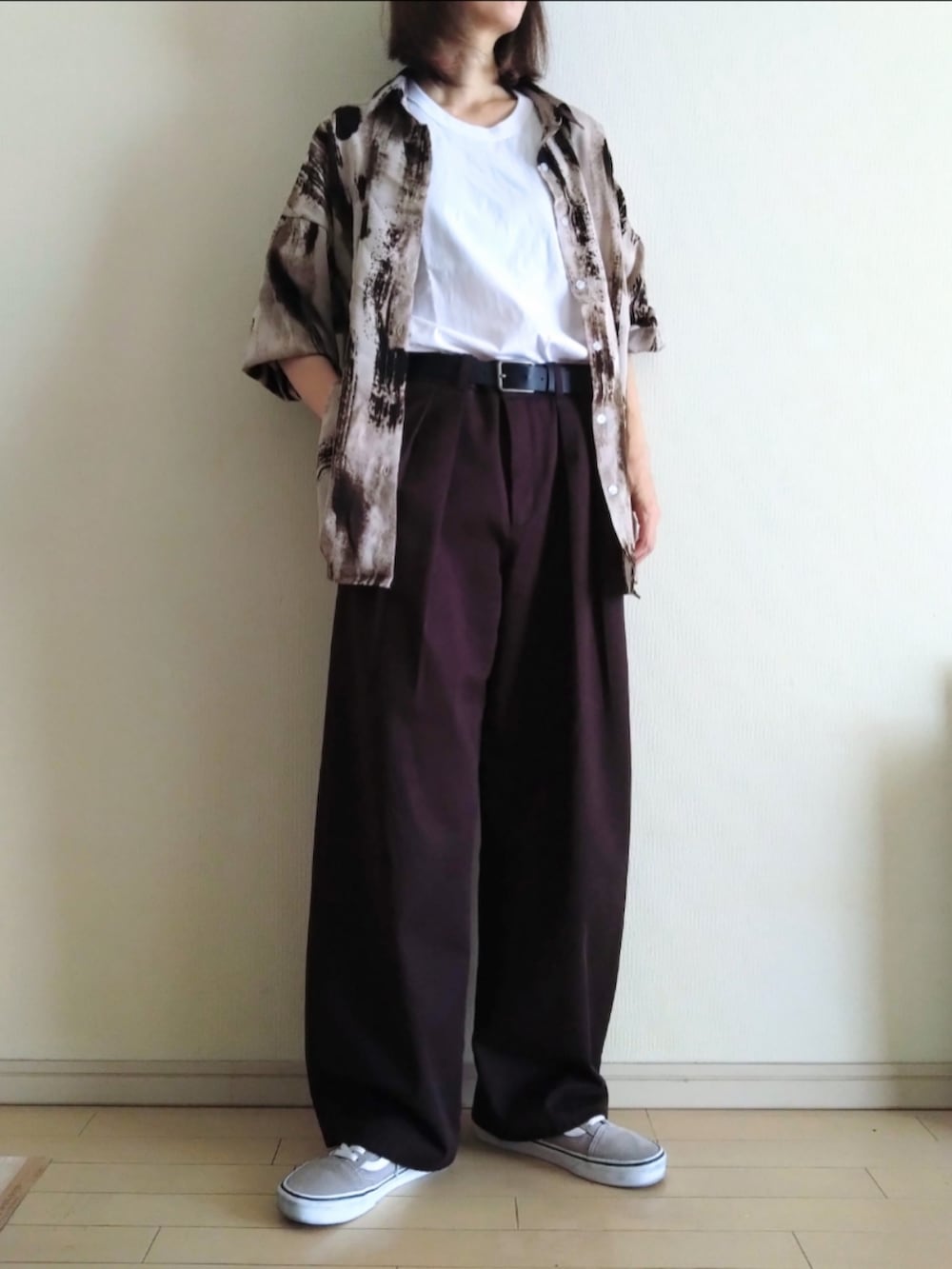 ブラウン系のシャツ/ブラウス、ホワイト系のTシャツ/カットソー、ブラウン系のチノパンツを着用したレディースの秋コーディネートの2枚目の写真