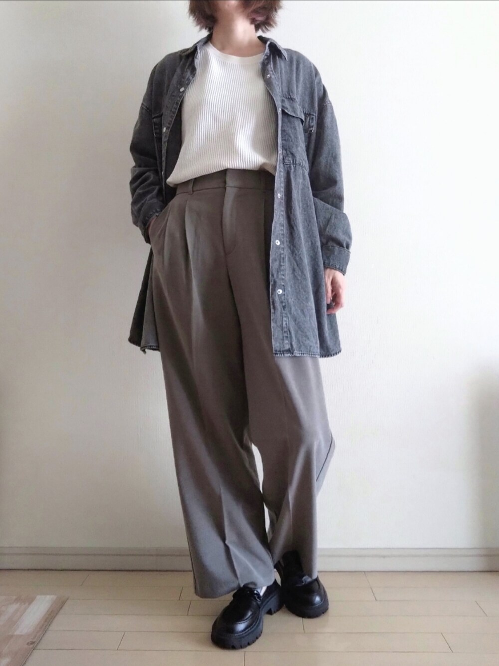 ブラック系のシャツ/ブラウス、ホワイト系のTシャツ/カットソー、ブラウン系のスラックスを着用したレディースの秋コーディネートの2枚目の写真