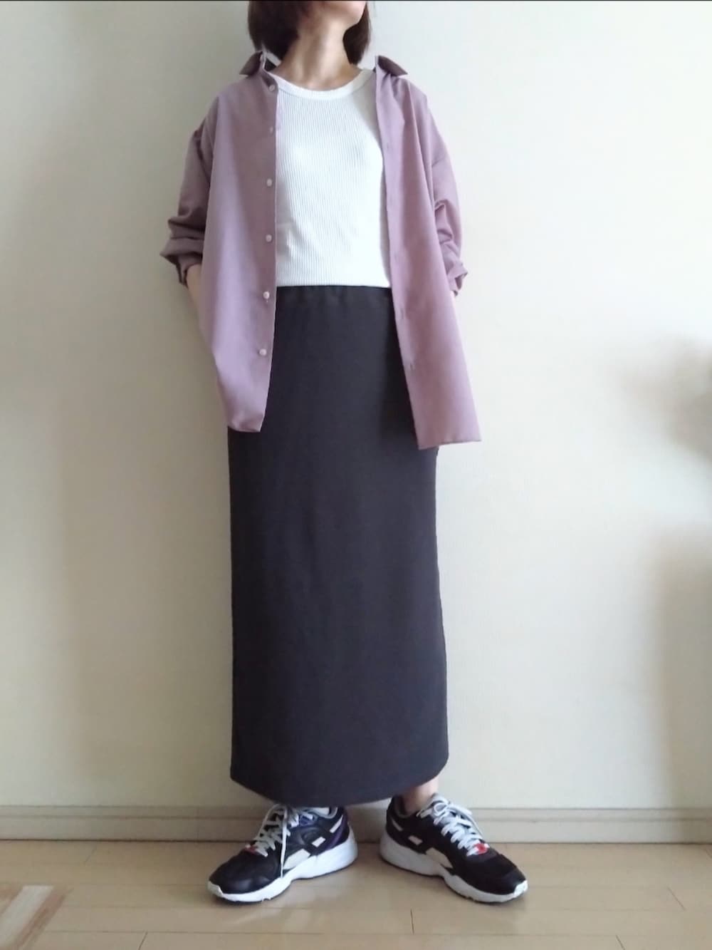 パープル系のシャツ/ブラウス、ホワイト系のタンクトップ、グレー系のスカートを着用したレディースの夏コーディネートの2枚目の写真