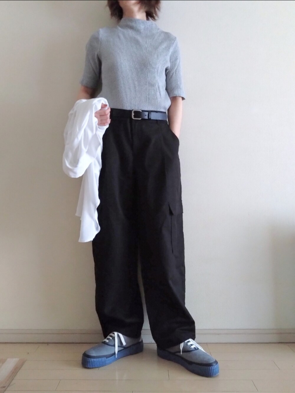 グレー系のTシャツ/カットソー、ホワイト系のシャツ/ブラウス、ブラック系のカーゴパンツを着用したレディースの秋コーディネートの2枚目の写真