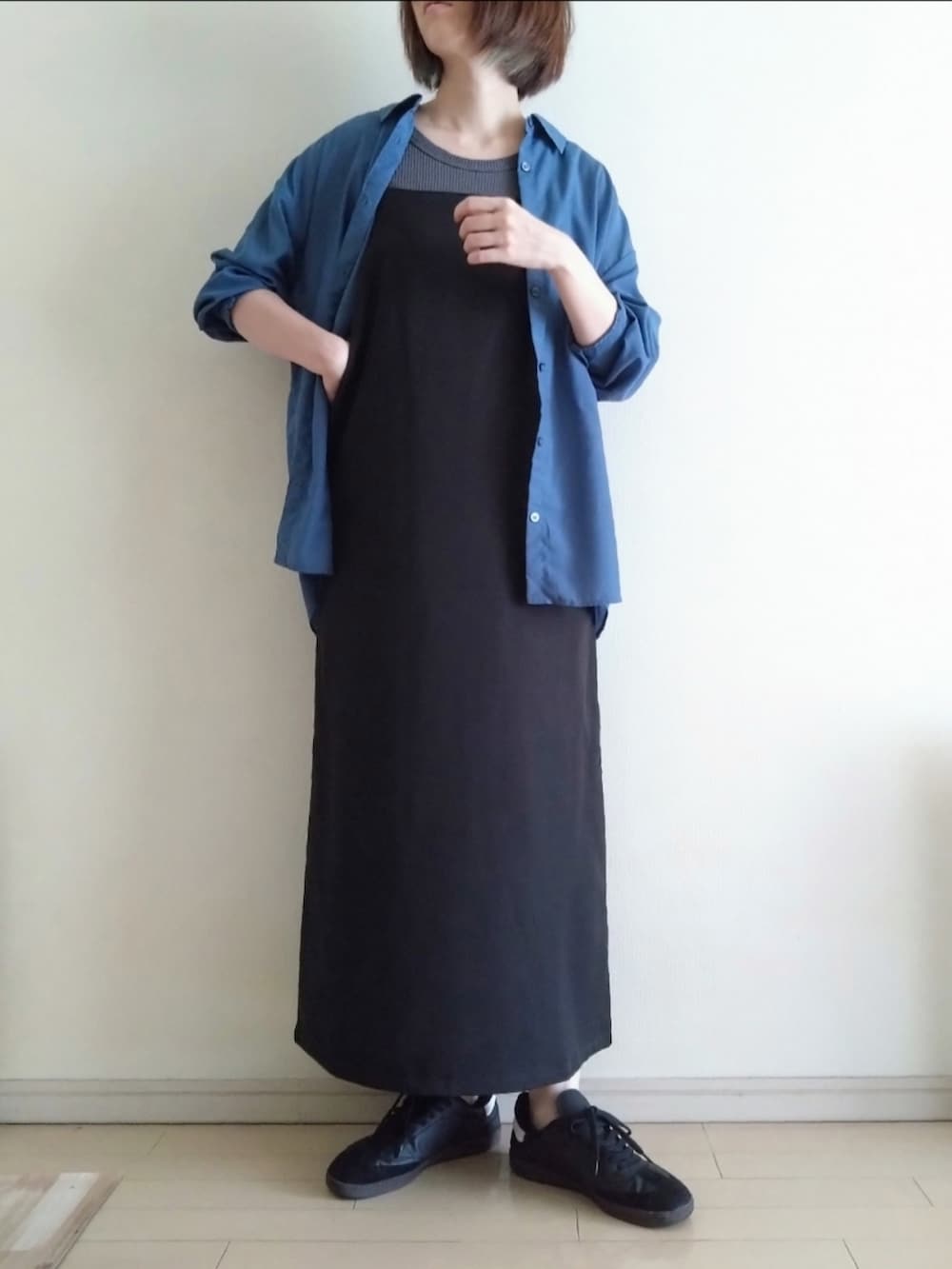 ブルー系のシャツ/ブラウス、グレー系のタンクトップ、ブラック系のワンピースを着用したレディースの秋コーディネートの2枚目の写真