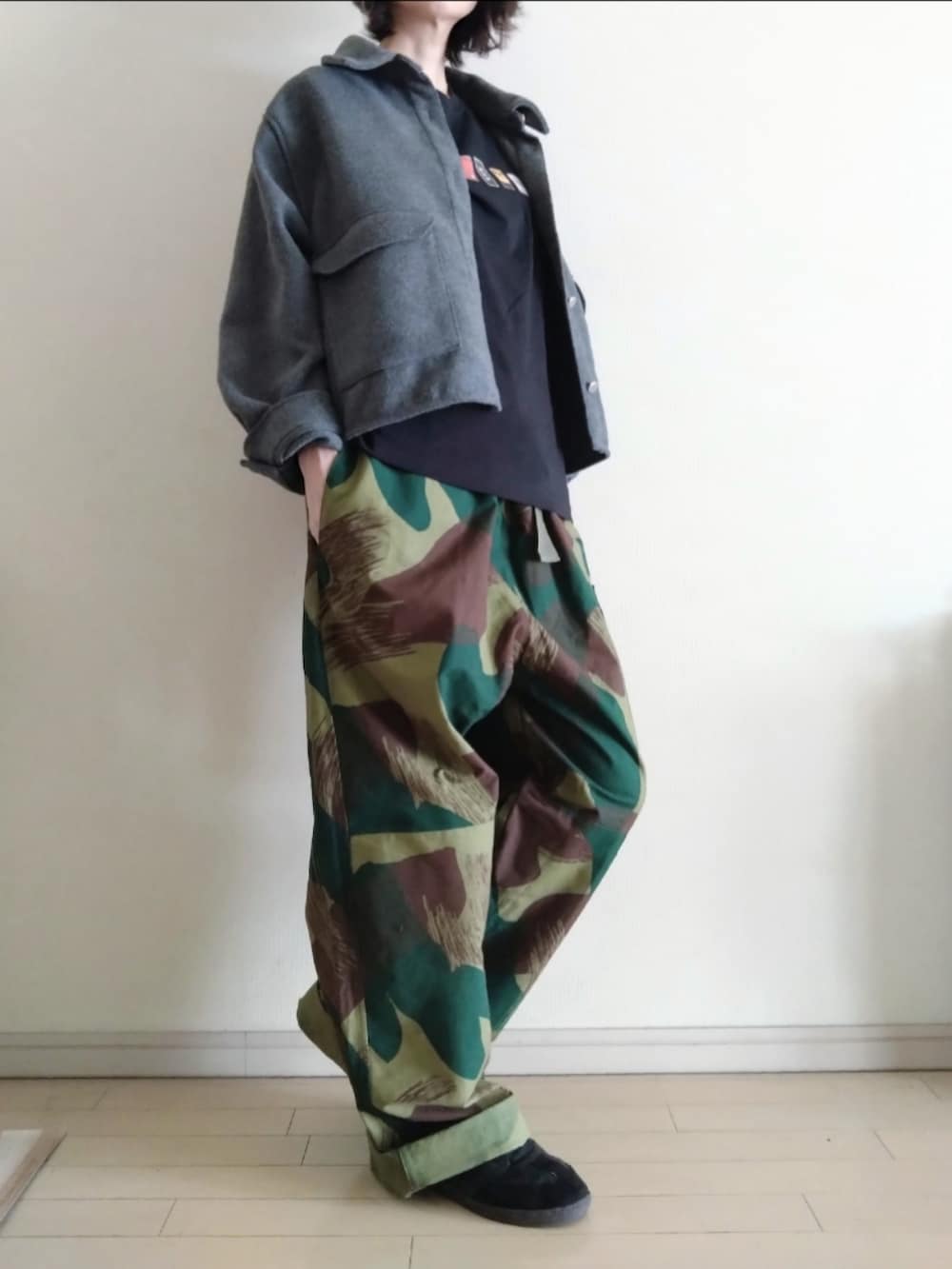 ブラック系のTシャツ/カットソー、グレー系のその他アウター、その他のその他パンツを着用したレディースの冬コーディネートの2枚目の写真