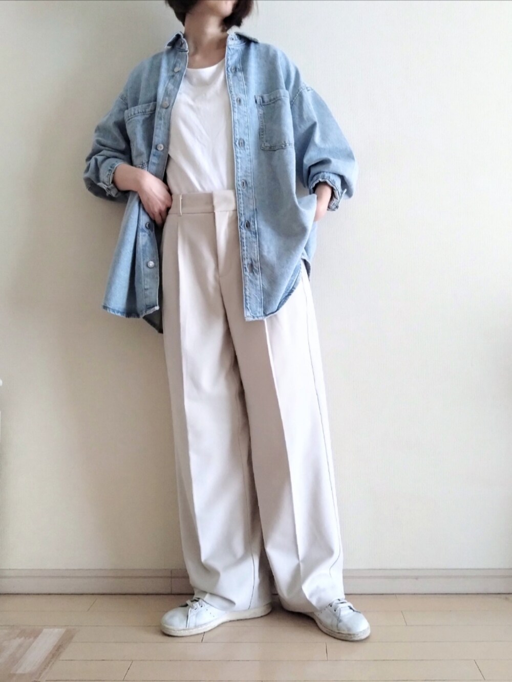 ブルー系のシャツ/ブラウス、ホワイト系のTシャツ/カットソー、ホワイト系のスラックスを着用したレディースの春コーディネートの2枚目の写真