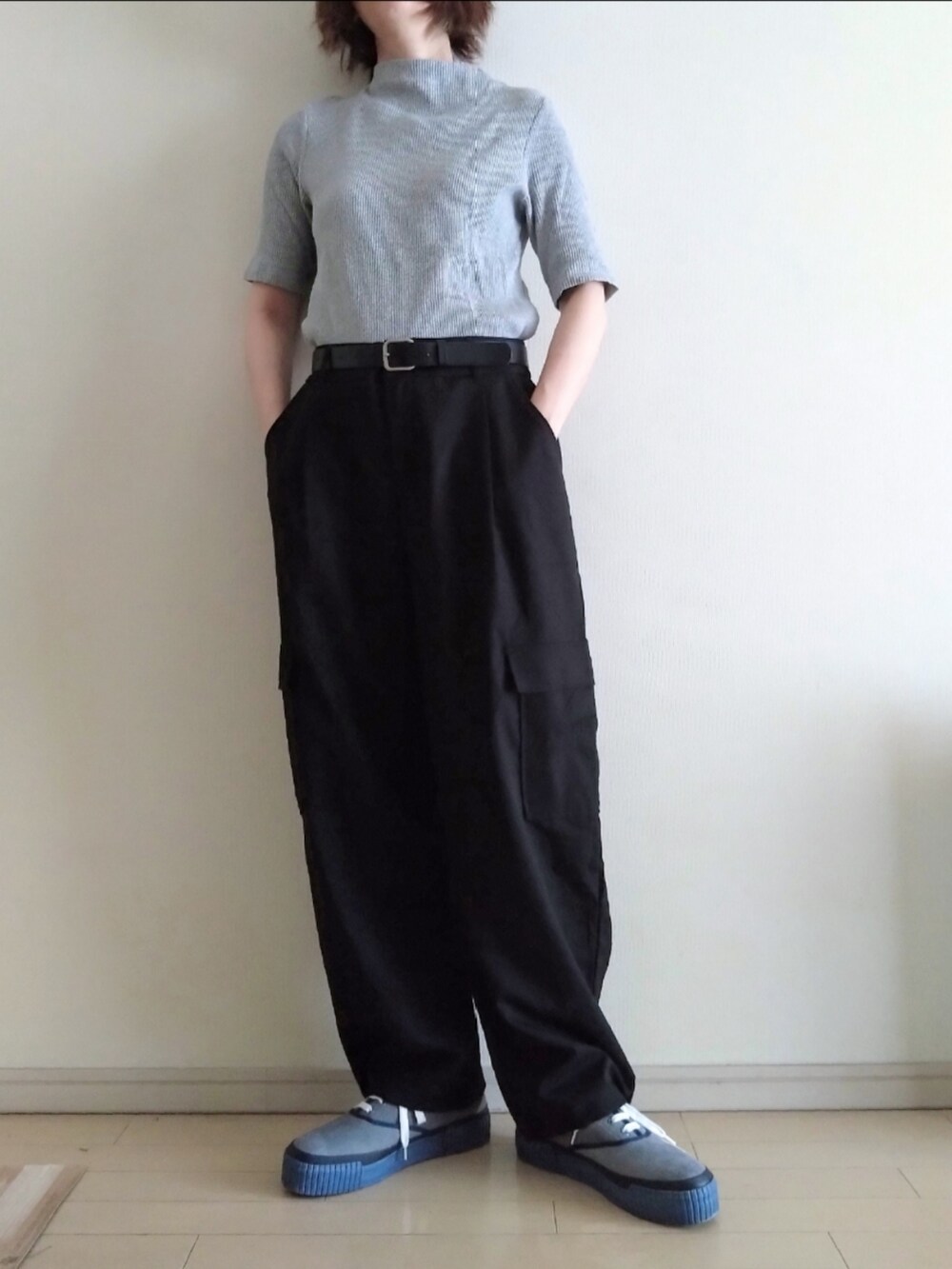 グレー系のTシャツ/カットソー、ホワイト系のシャツ/ブラウス、ブラック系のカーゴパンツを着用したレディースの秋コーディネートの3枚目の写真