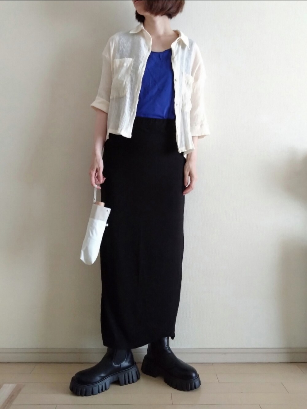 ホワイト系のシャツ/ブラウス、ブルー系のTシャツ/カットソー、ブラック系のスカートを着用したレディースの夏コーディネートの2枚目の写真