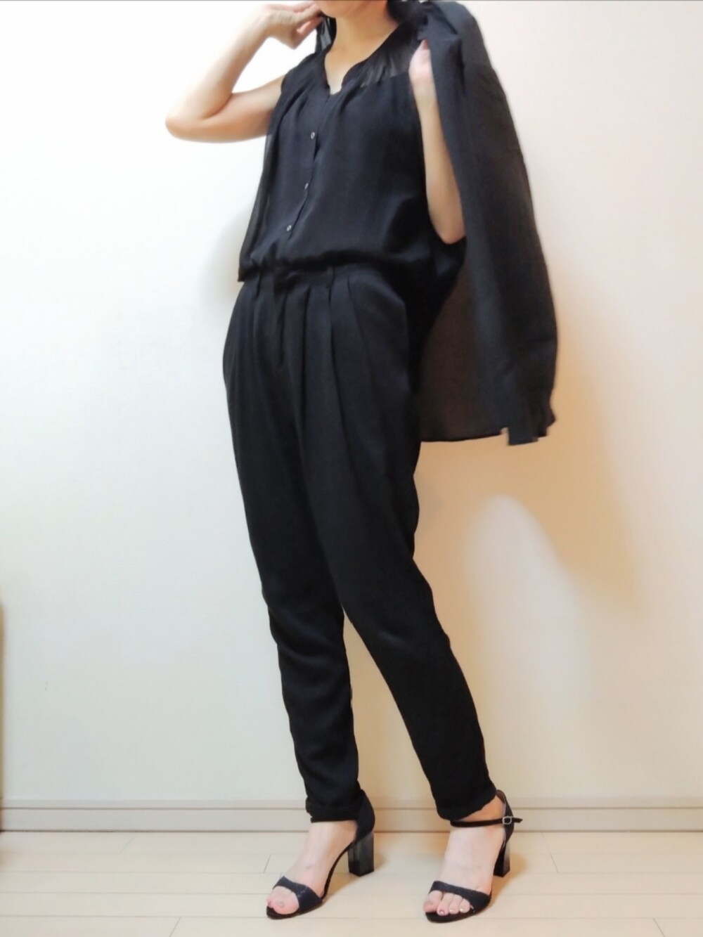 ブラック系のシャツ/ブラウス、ブラック系のシャツ/ブラウス、ブラック系のその他パンツを着用したレディースの夏コーディネートの2枚目の写真