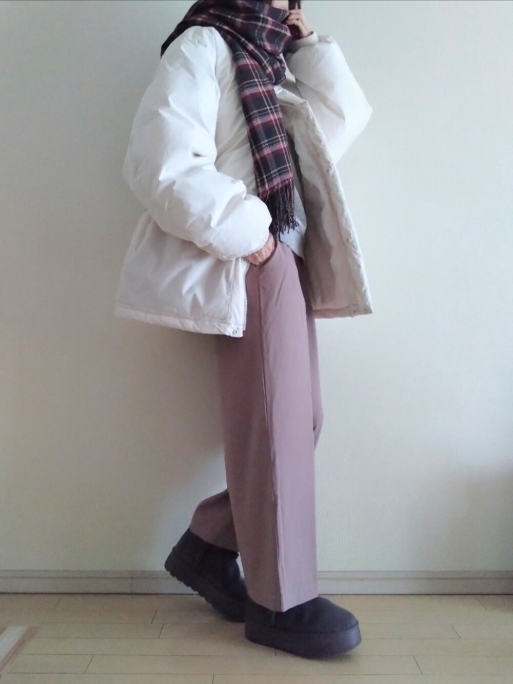 ホワイト系のダウンジャケット/コート、グレー系のスウェット、グレー系のスラックスを着用したレディースの冬コーディネートの2枚目の写真