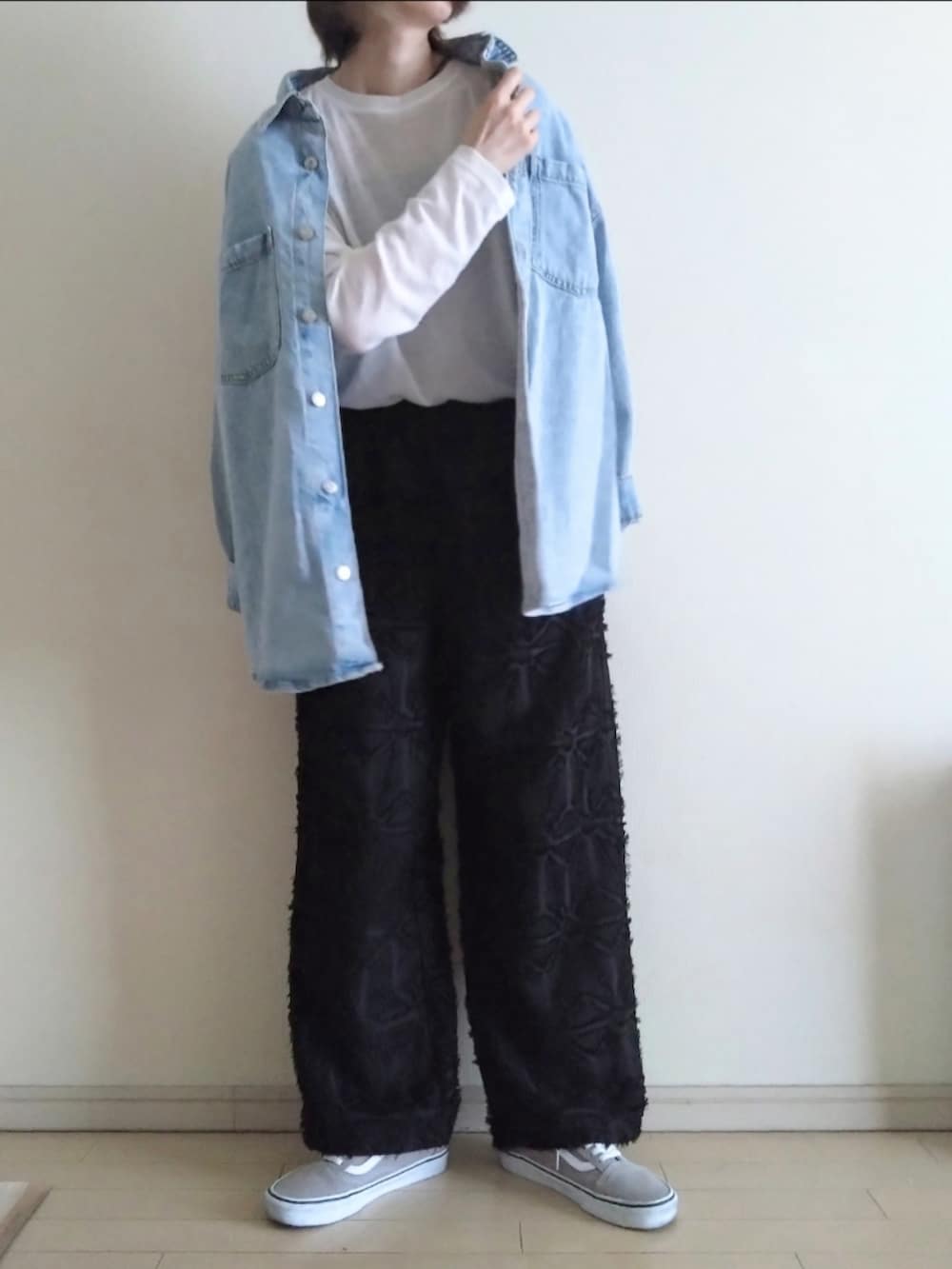 ブルー系のシャツ/ブラウス、ブラック系のキャミソール、ホワイト系のTシャツ/カットソーを着用したレディースの春コーディネートの3枚目の写真