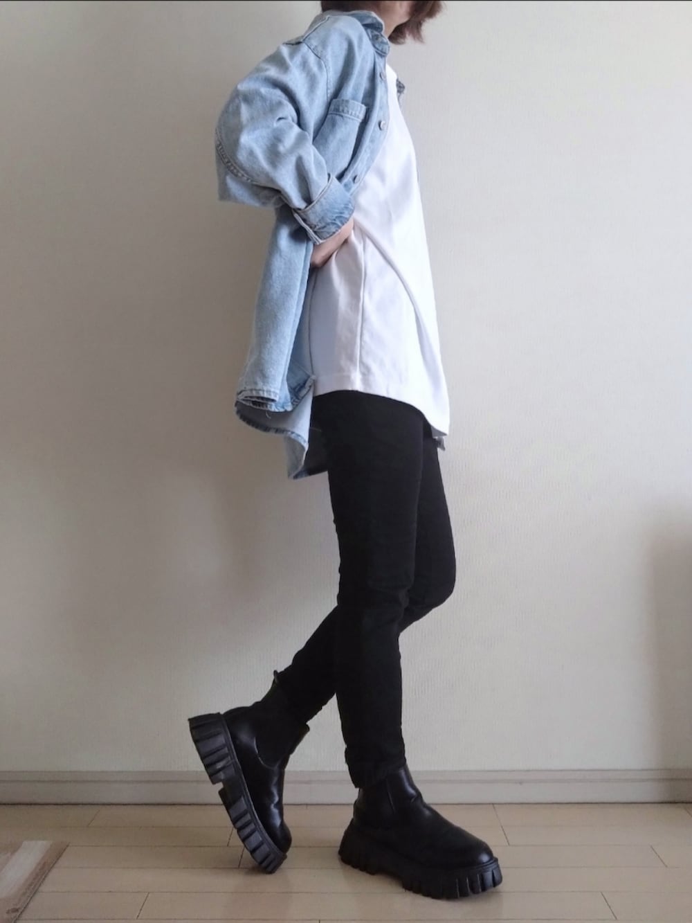 ブルー系のシャツ/ブラウス、ホワイト系のTシャツ/カットソー、ブラック系のパンツを着用したレディースの秋コーディネートの3枚目の写真