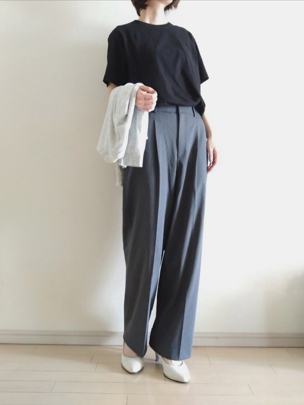 ブラック系のTシャツ/カットソー、グレー系のカーディガン/ボレロ、グレー系のスラックスを着用したレディースの夏コーディネートの2枚目の写真