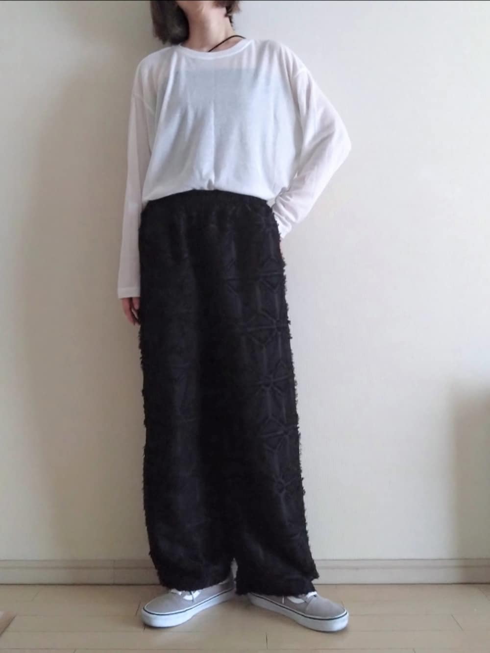 ブルー系のシャツ/ブラウス、ブラック系のキャミソール、ホワイト系のTシャツ/カットソーを着用したレディースの春コーディネートの4枚目の写真