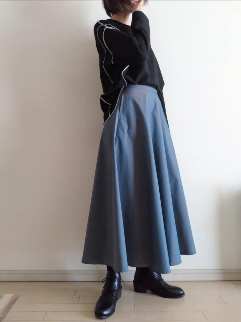 ブラック系のブルゾン、ブラック系のTシャツ/カットソー、ブルー系のスカートを着用したレディースの春コーディネートの2枚目の写真