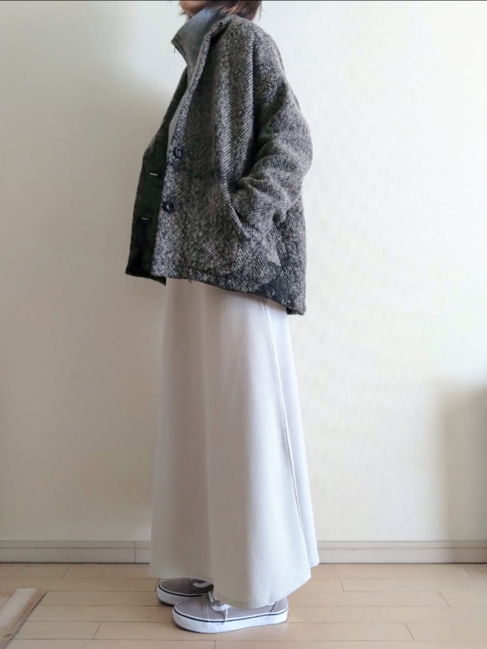 ベージュ系のその他アウター、グレー系のカーディガン/ボレロ、グレー系のスカートを着用したレディースの春コーディネートの2枚目の写真