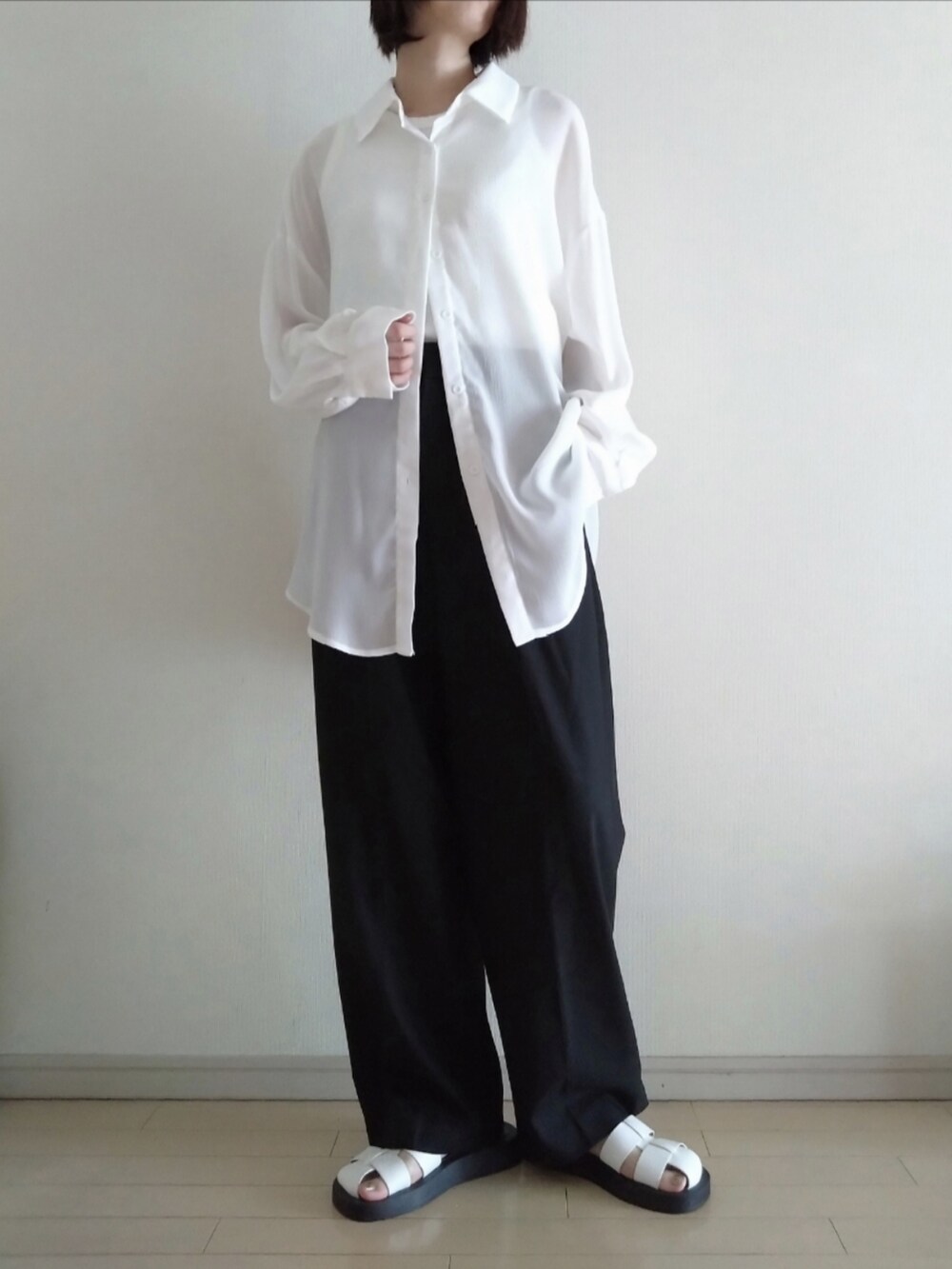 「プチプラ、モノトーン、シアーシャツ、オーバーサイズ、白シャツ、UNIQLO、ワイドパンツ、グルカサンダル、厚底サンダル、ブラック×ホワイト、きれいめカジュアル、大人カジュアル、シンプルコーデ、モノトーンコーデ、夏秋ミックス」｜「UNIQLOのタックワイドパンツ（ワンタック）カラー：09 BLACK／サイズ：M（スラックス、ブラック系）」を使った、kazaneさん（レディース・165cm）の夏コーディネートの2枚目の写真