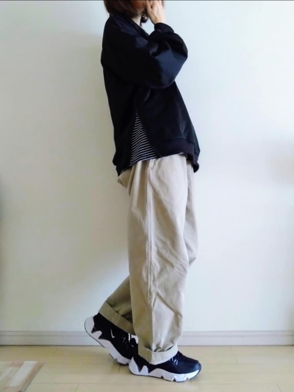 ブルー系のデニムジャケット、ブラック系のスウェット、ブラック系のTシャツ/カットソーを着用したレディースの秋コーディネートの2枚目の写真