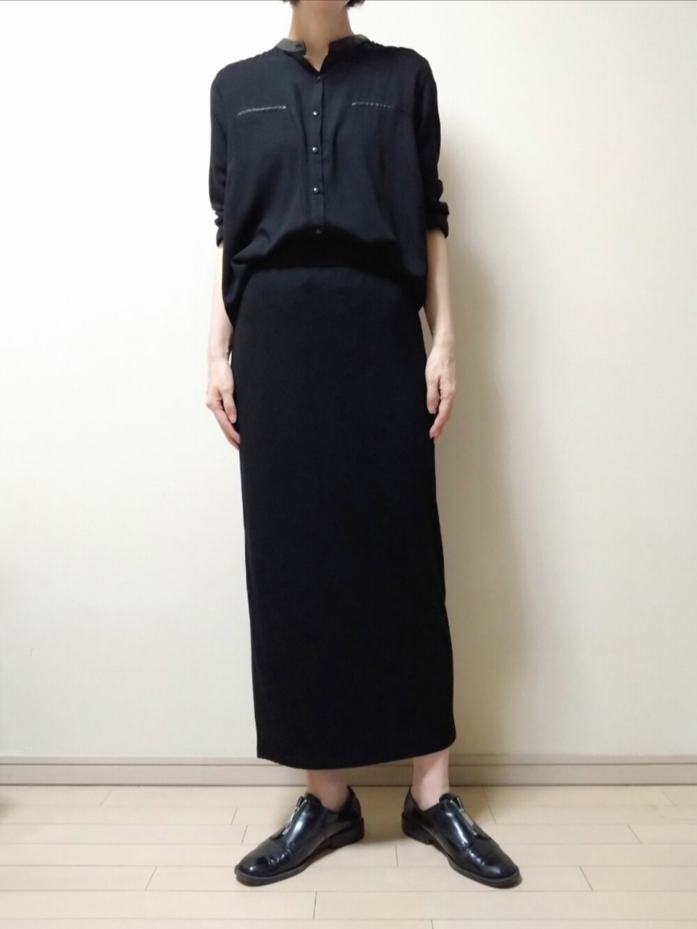 ブラック系のシャツ/ブラウス、ブラック系のスカート、ブラック系のその他シューズを着用したレディースの夏コーディネートの2枚目の写真