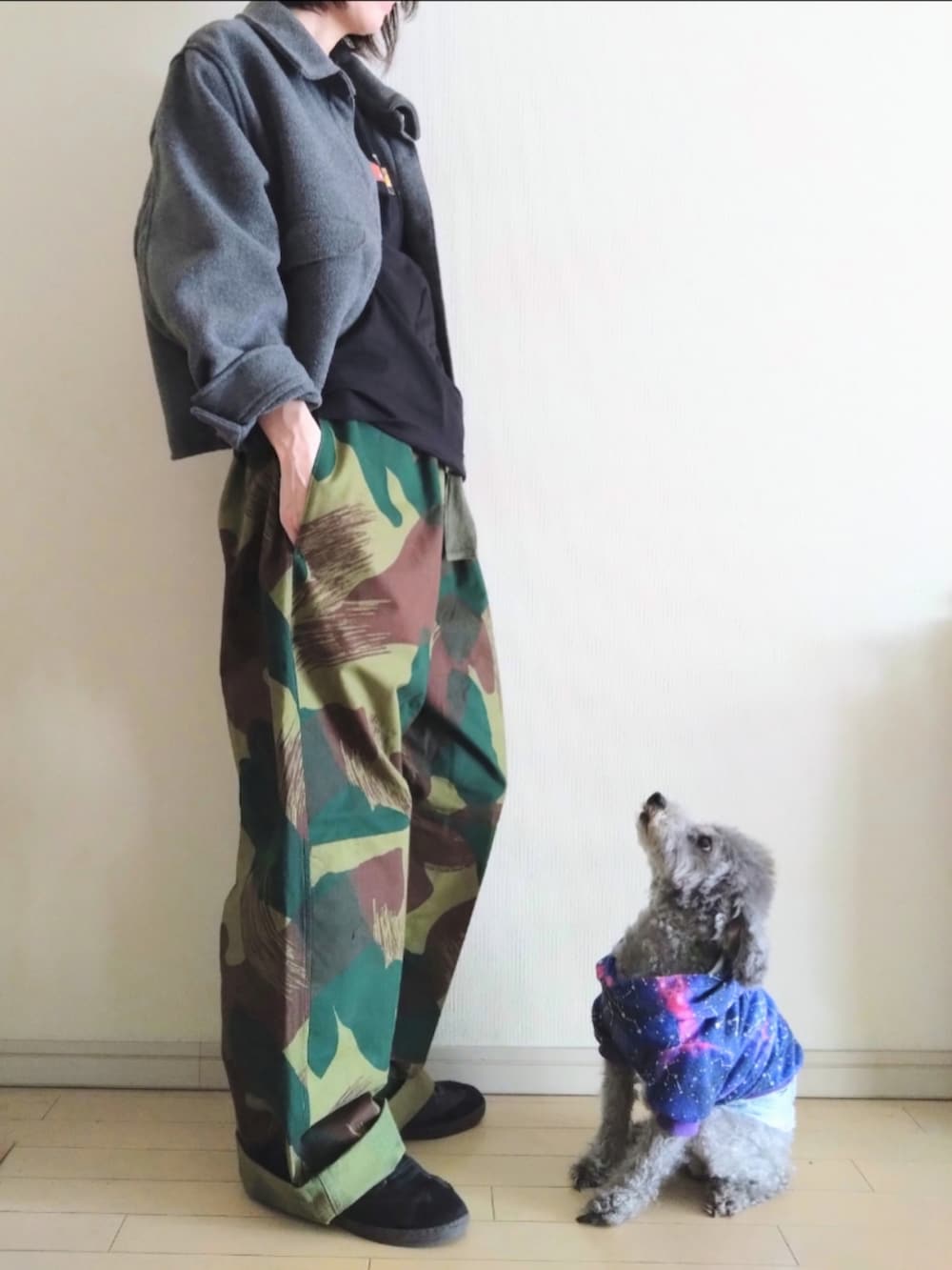 ブラック系のTシャツ/カットソー、グレー系のその他アウター、その他のその他パンツを着用したレディースの冬コーディネートの3枚目の写真