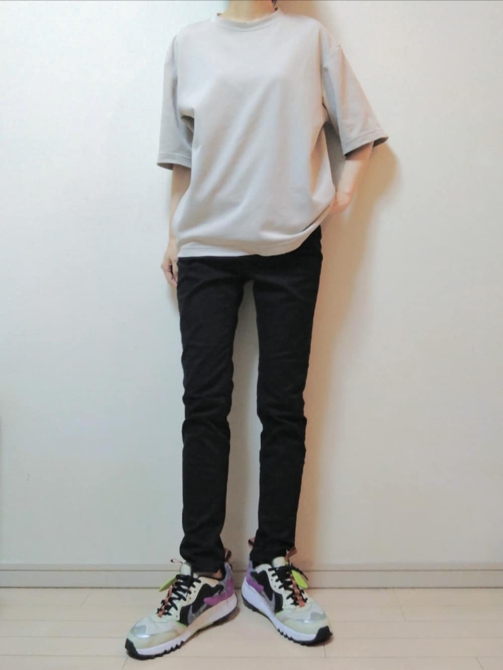 ブラック系のパンツ、グレー系のTシャツ/カットソー、グレー系のバックパック/リュックを着用したレディースの夏コーディネートの2枚目の写真